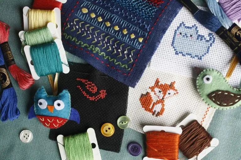 Stickfäden und und kleine gebastelte Tiere