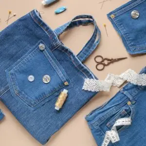 blaue Jeanstasche mit Nähutensilien