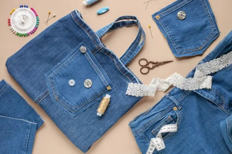 blaue Jeanstasche mit Nähutensilien