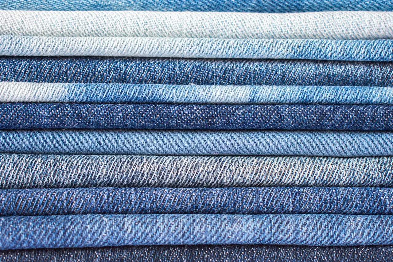 Jeans mit untersciedlichen Farben gestapelt